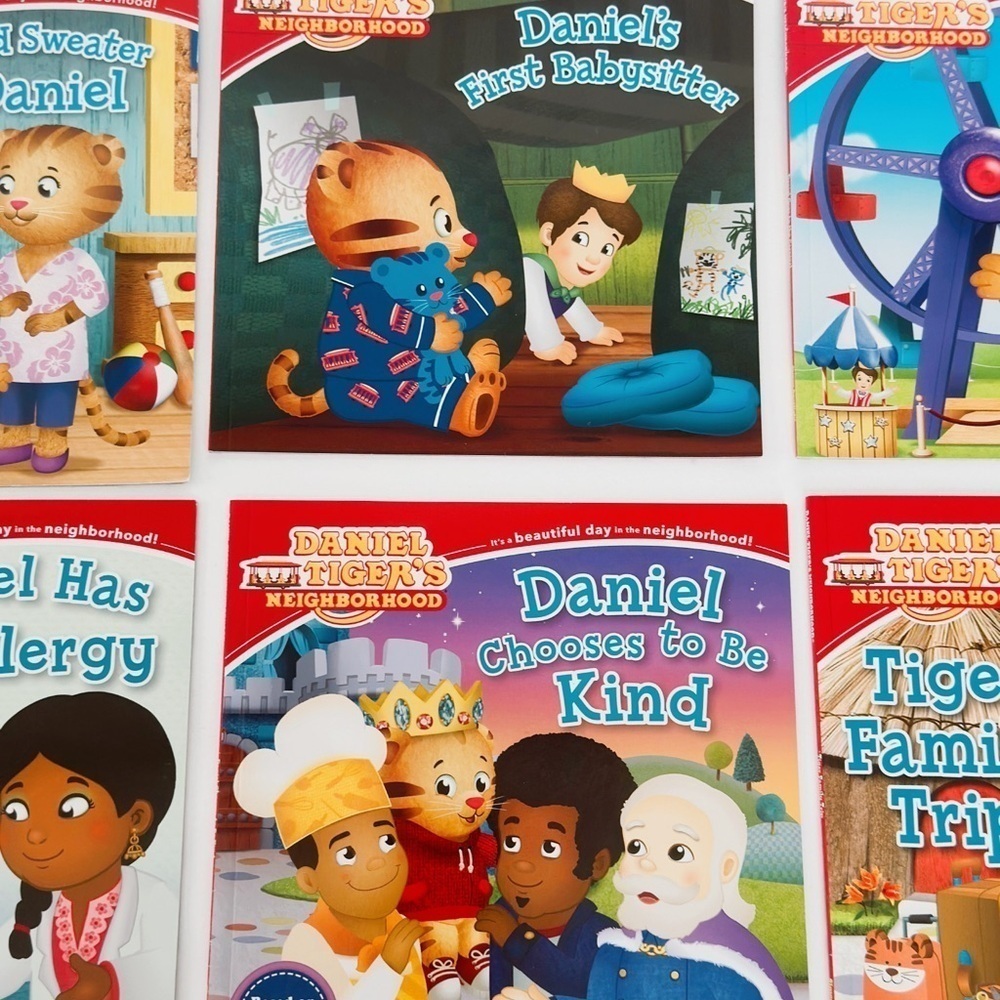 Grow and Go with Daniel Tiger  (Boxed Set): 6 Books​ - Picture 5 of 11